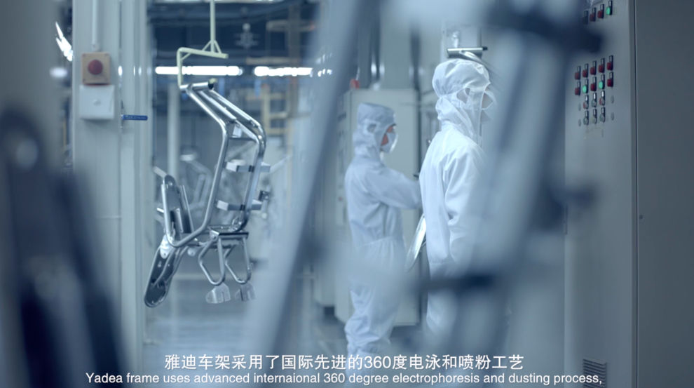 在拥有优质原材料和掌握核心科技的基础上,雅迪还从消费者的骑行安全出发,在新国标时代提出了高于新国标的品质标准,目前,雅迪新国标共拥126项品质检测标准,其中国家标准80项,雅迪自创标准46项,涵盖车辆出厂检测的每一处细节,而且雅迪所执行的品质标准要普遍高于新国标国家标准。