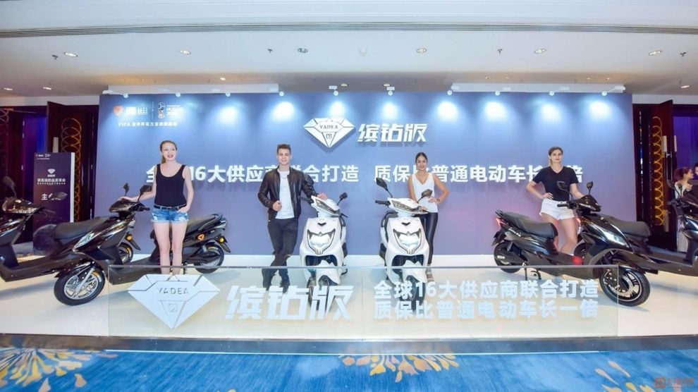 为了打造优质的产品,雅迪始终坚持更高端品质不动摇。从15年的“铂金版”电动车,到18年推出的“缤钻版”,雅迪不断升级品质标准,联合日本松下、德国拜耳、瑞典贝格等全球16大供应商资源打造更强劲、更舒适、更安全、更耐用、更稳定的“缤钻版”电动车,部分零部件甚至达到了汽车级和航空级标准。