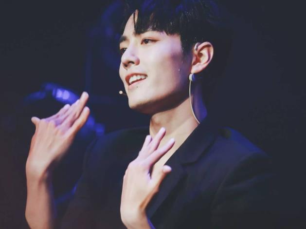 肖战现身机场,途中疑似被私生饭摸手,跑进电梯后背影惹人心疼