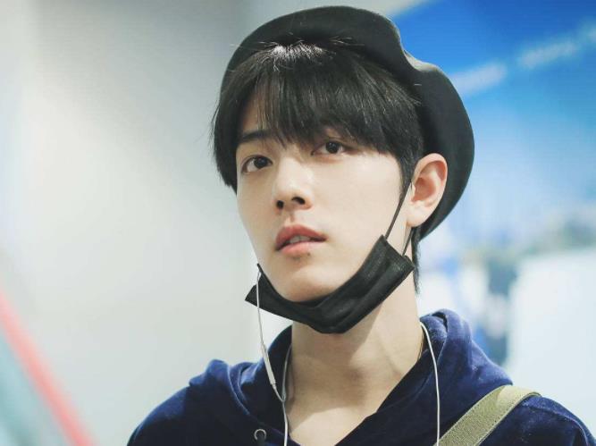 肖战现身机场,途中疑似被私生饭摸手,跑进电梯后背影惹人心疼