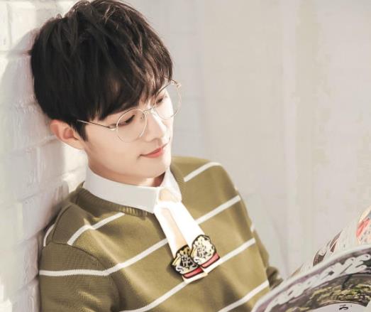 肖战现身机场,途中疑似被私生饭摸手,跑进电梯后背影惹人心疼