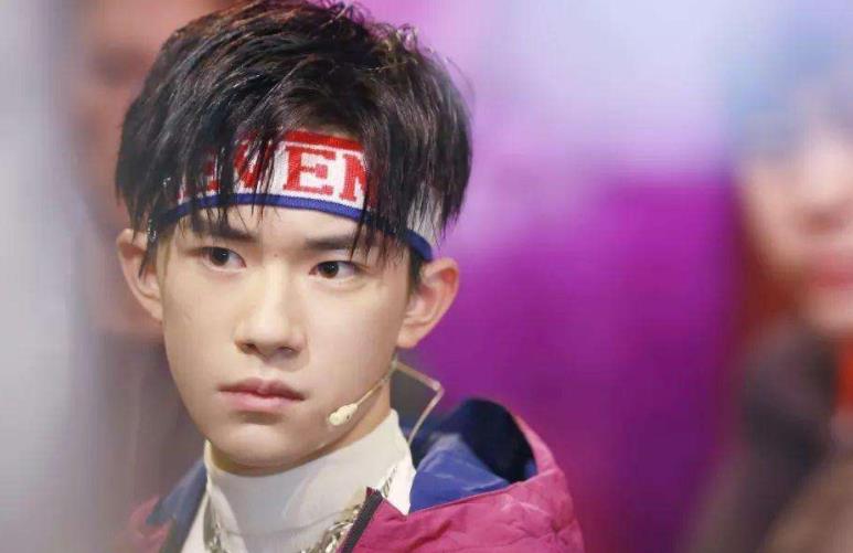 肖战现身机场,途中疑似被私生饭摸手,跑进电梯后背影惹人心疼