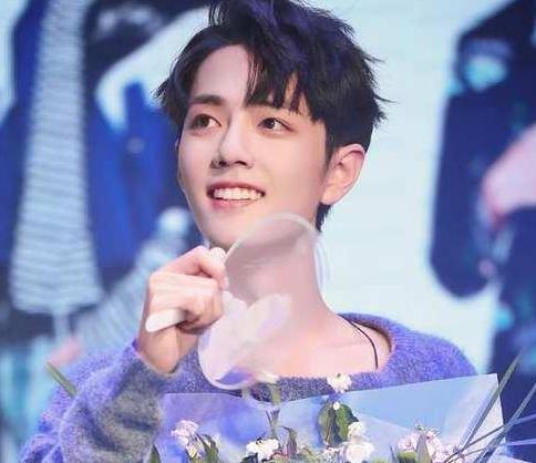 肖战现身机场,途中疑似被私生饭摸手,跑进电梯后背影惹人心疼