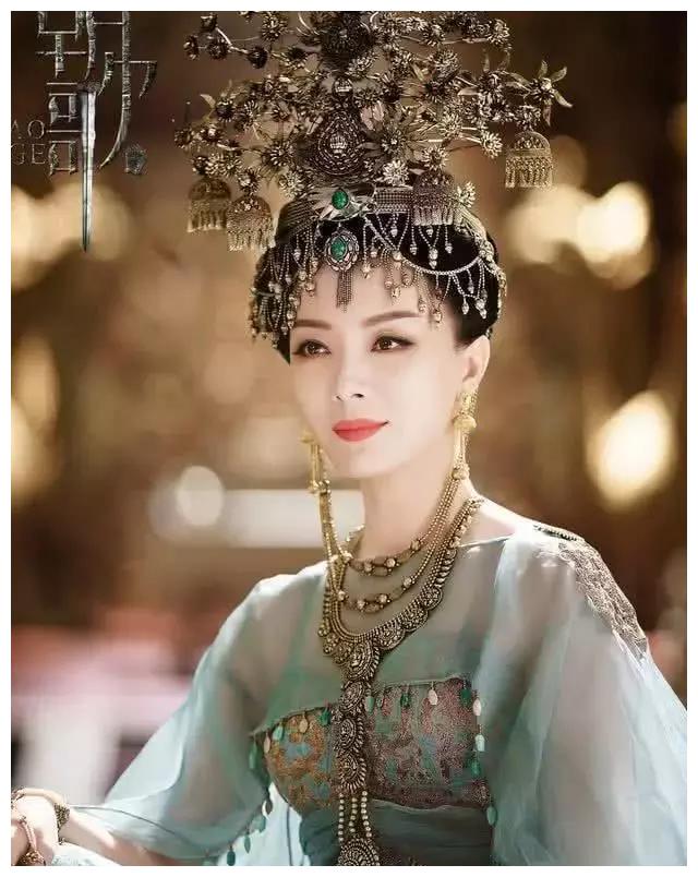 关晓彤的“缝纫机”之后，于正电视剧又开创了盆栽头、假山头模