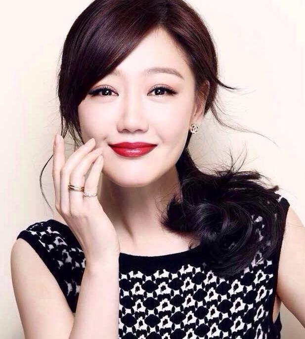 带你看看薛佳凝住的豪宅，梳妆台塞满化妆品，难怪外在气质这么好