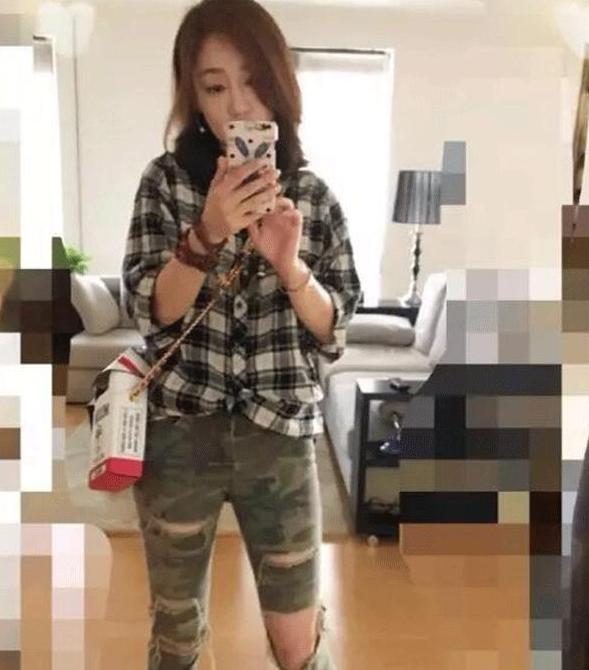 带你看看薛佳凝住的豪宅，梳妆台塞满化妆品，难怪外在气质这么好