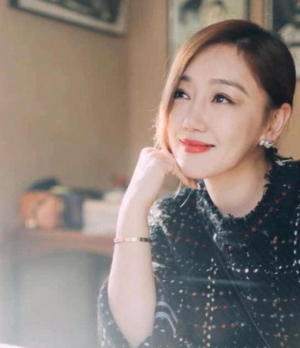 带你看看薛佳凝住的豪宅，梳妆台塞满化妆品，难怪外在气质这么好