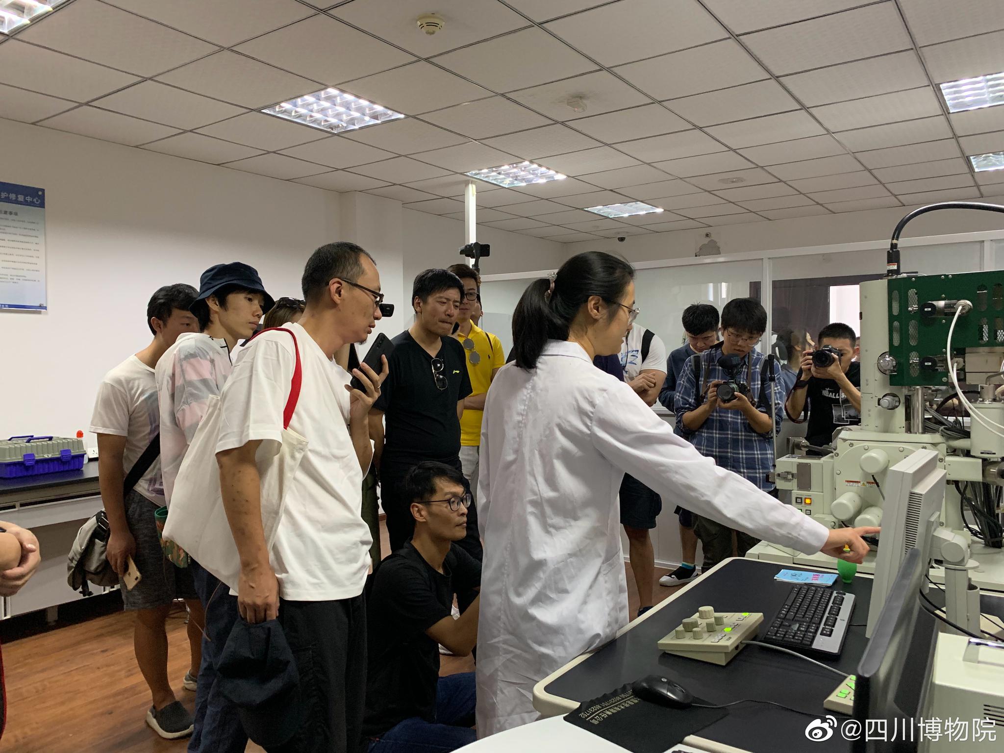 走近文保实验室
大V们都变成了好奇宝宝
先进的文物病害检测设施设备

