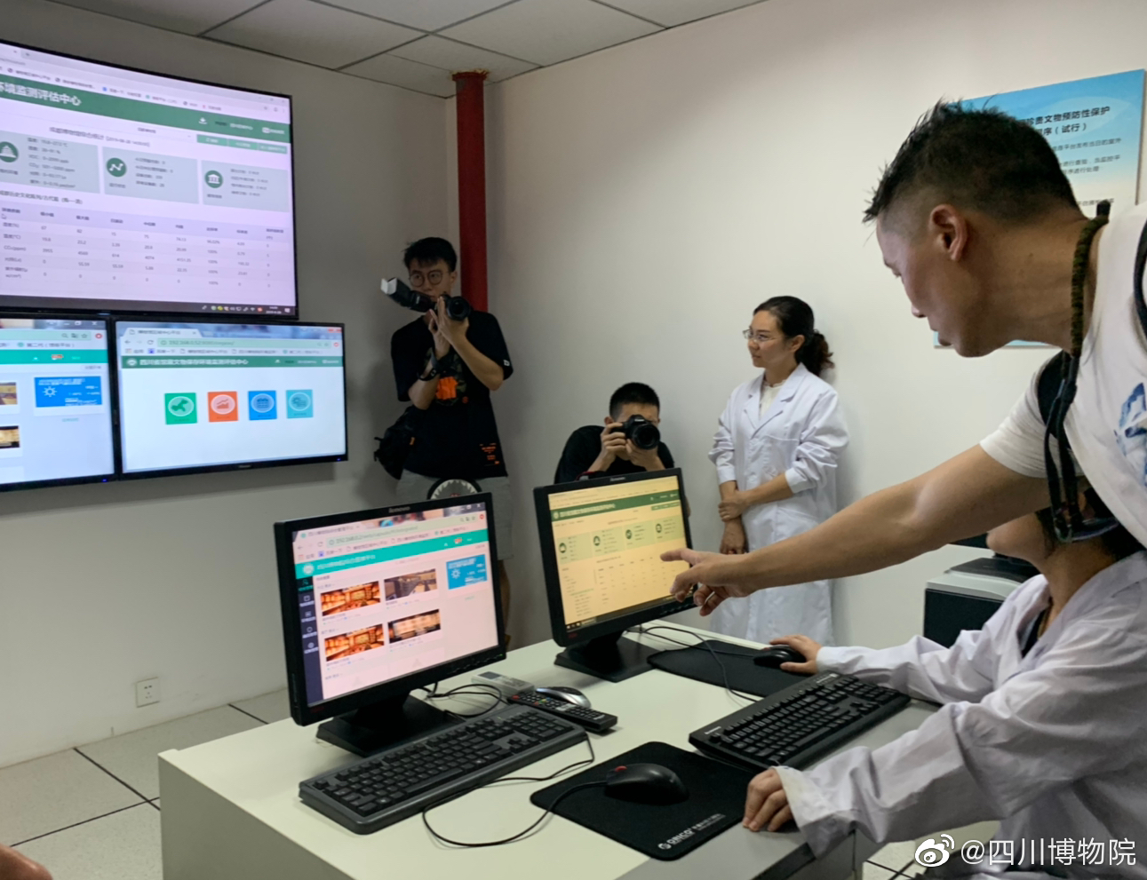 走近文保实验室
大V们都变成了好奇宝宝
先进的文物病害检测设施设备
