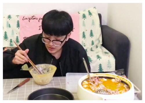 阿伦网购鸵鸟蛋，第一次吃没经验直接煮，两小时后打开却还是生的