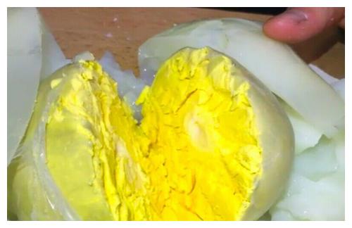 阿伦网购鸵鸟蛋，第一次吃没经验直接煮，两小时后打开却还是生的