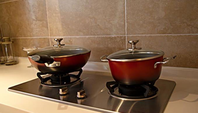 燃气灶是不锈钢好还是玻璃好装修老师傅说区别,选对很重要