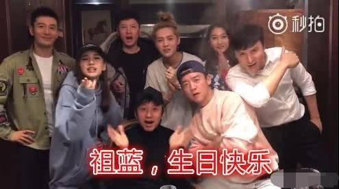关晓彤晒与鹿晗同款上衣，那么为啥给怀中抱的东西打马赛克？