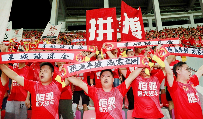 曝恒大强制穿新球衣进场！球迷：无队徽纯广告服，假球衣拉低档次
