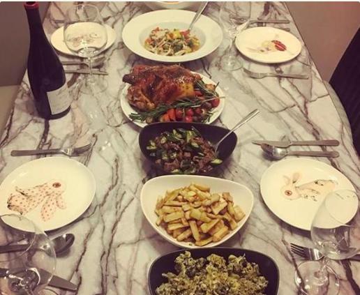 “月亮女神”许龄月:拥大理石餐桌,写字插花修身养性,与世无争