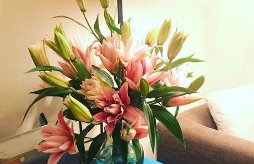 “月亮女神”许龄月:拥大理石餐桌,写字插花修身养性,与世无争