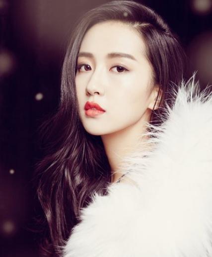 “月亮女神”许龄月:拥大理石餐桌,写字插花修身养性,与世无争