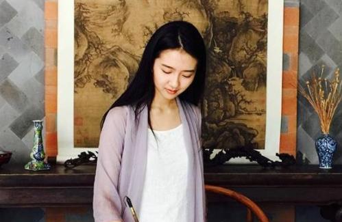 “月亮女神”许龄月:拥大理石餐桌,写字插花修身养性,与世无争