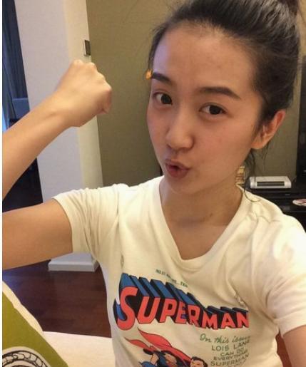 “月亮女神”许龄月:拥大理石餐桌,写字插花修身养性,与世无争