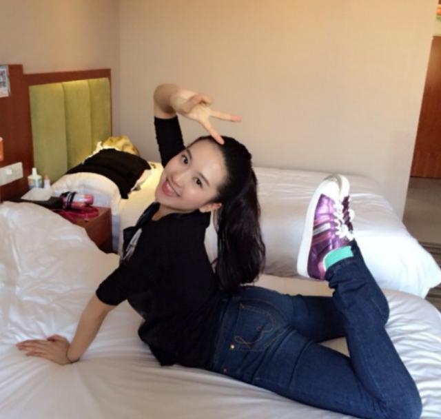 “月亮女神”许龄月:拥大理石餐桌,写字插花修身养性,与世无争