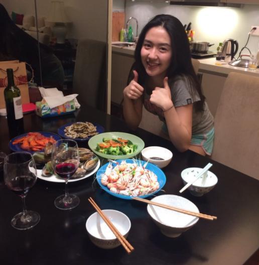 “月亮女神”许龄月:拥大理石餐桌,写字插花修身养性,与世无争