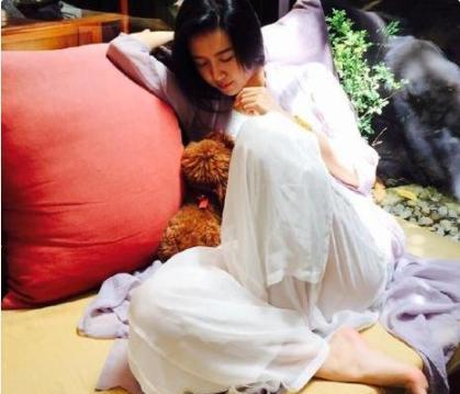 “月亮女神”许龄月:拥大理石餐桌,写字插花修身养性,与世无争