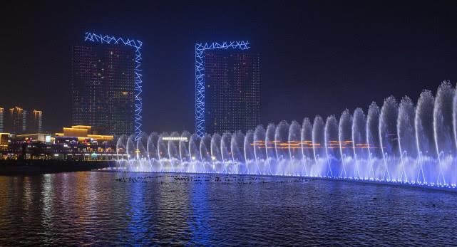 青岛：音乐喷泉点亮城市夜色