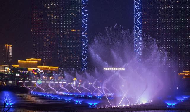 青岛：音乐喷泉点亮城市夜色