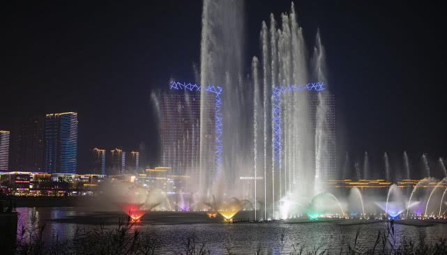 青岛：音乐喷泉点亮城市夜色