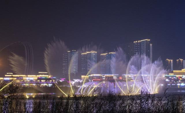 青岛：音乐喷泉点亮城市夜色
