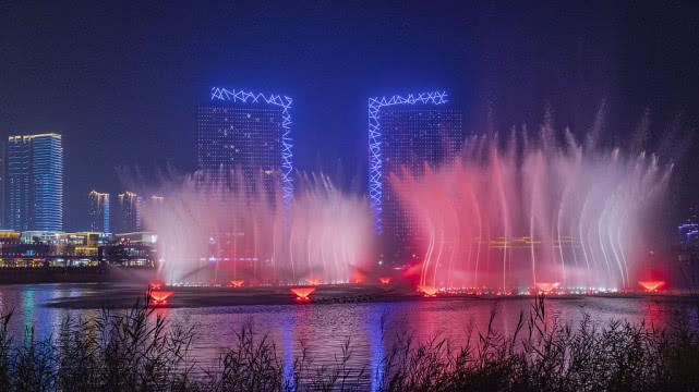 青岛：音乐喷泉点亮城市夜色