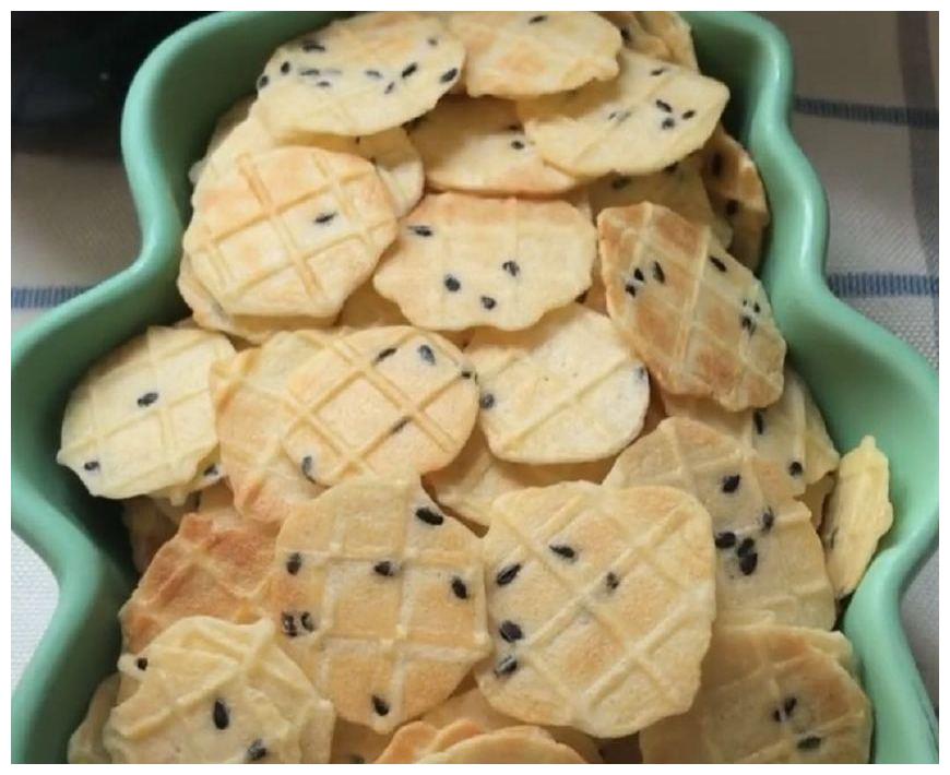 两个鸡蛋,一杯面粉,充分搅拌,饼干蛋卷轻松做,比买的都好吃