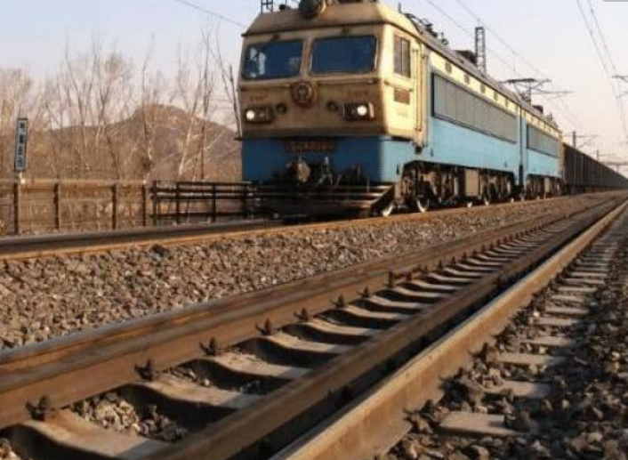 火车铁轨常常锈迹斑斑，那为什么还采用钢铁，而不用不锈钢呢？