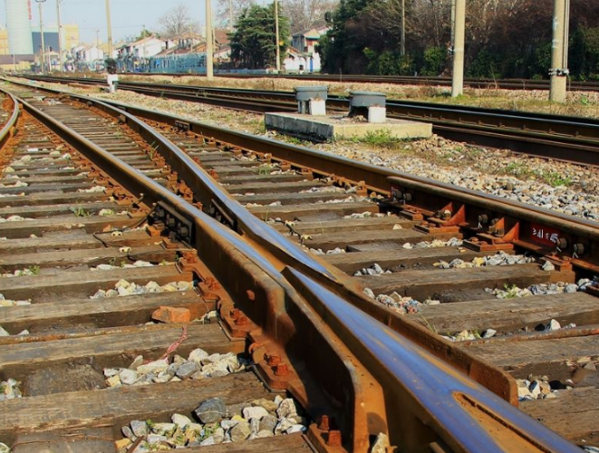 火车铁轨常常锈迹斑斑，那为什么还采用钢铁，而不用不锈钢呢？