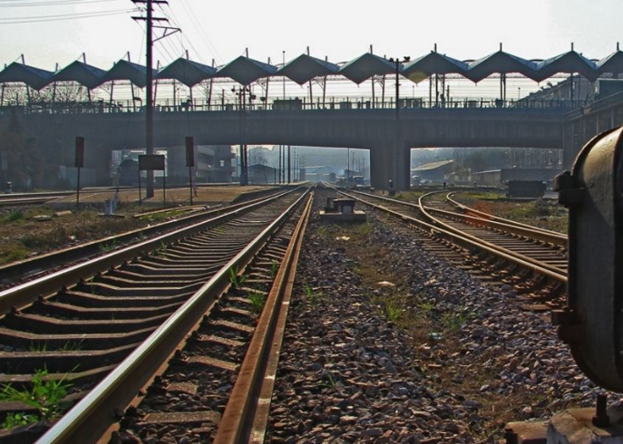 火车铁轨常常锈迹斑斑，那为什么还采用钢铁，而不用不锈钢呢？