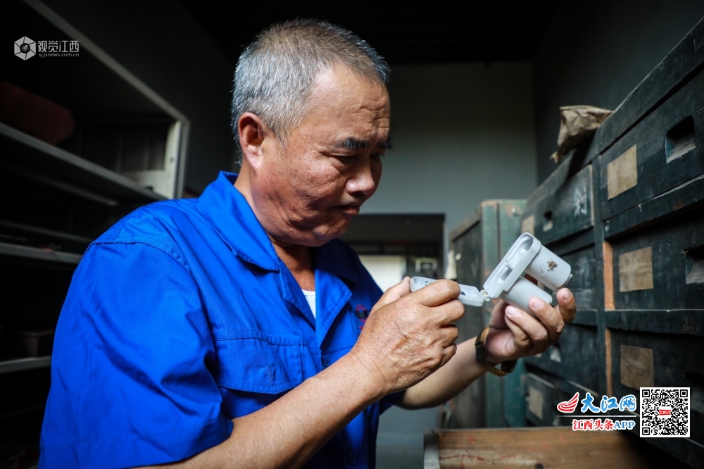 37℃:这群老人有点“暖” 换灯泡修气灶一年社区服务2000次