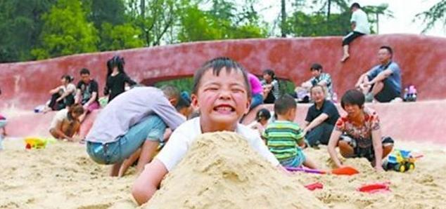 3岁儿子把石灰撒进眼睛，妈妈不敢用水洗，医生大骂无知
