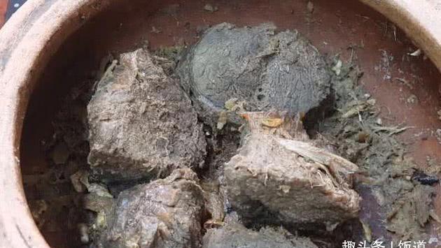 将10斤牛肉扔进陶罐，不加1滴水密封半年，打开后全家都吃嗨了