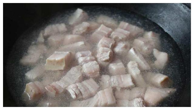 10年火夫透露小炒五花肉时，只需要加点“它”，味道鲜过牛肉！