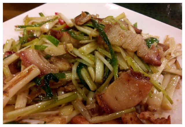 10年火夫透露小炒五花肉时，只需要加点“它”，味道鲜过牛肉！