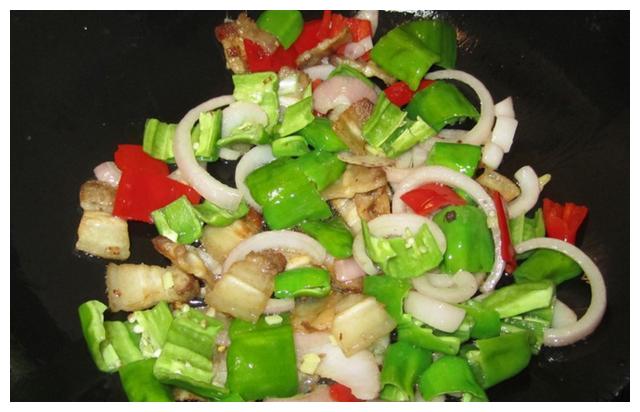 10年火夫透露小炒五花肉时，只需要加点“它”，味道鲜过牛肉！