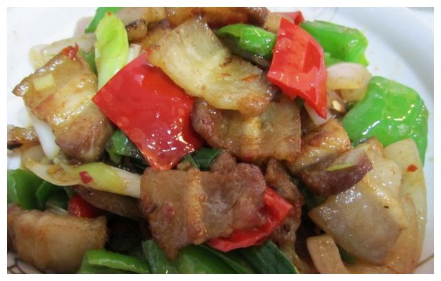 10年火夫透露小炒五花肉时，只需要加点“它”，味道鲜过牛肉！