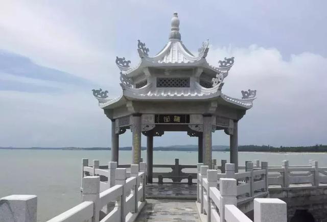 园林景观中的装饰——石雕凉亭