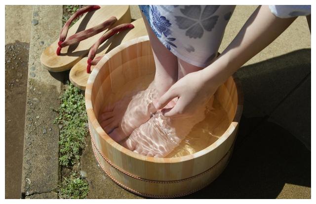 过期的葡萄酒可以用来浇花吗？