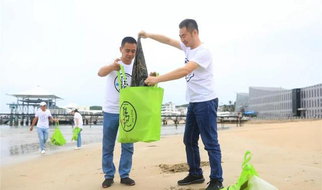 蜈支洲岛开展捡跑净滩活动 助力海洋环保事业