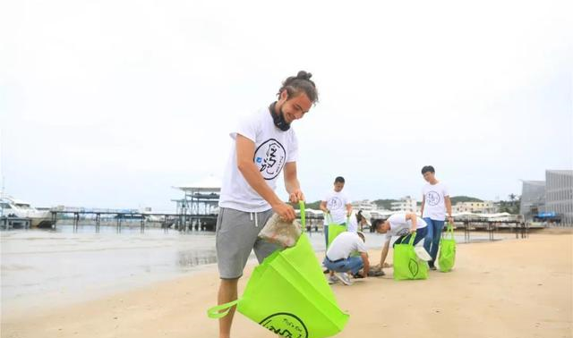 蜈支洲岛开展捡跑净滩活动 助力海洋环保事业