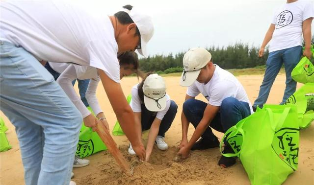 蜈支洲岛开展捡跑净滩活动 助力海洋环保事业