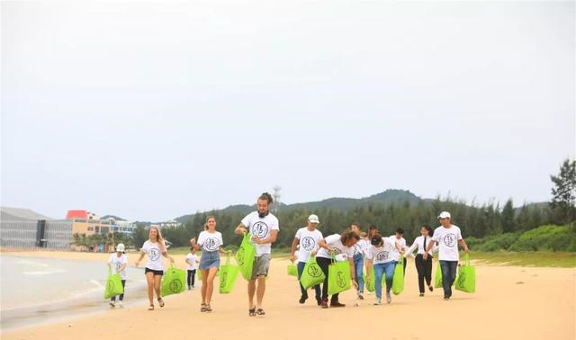 蜈支洲岛开展捡跑净滩活动 助力海洋环保事业
