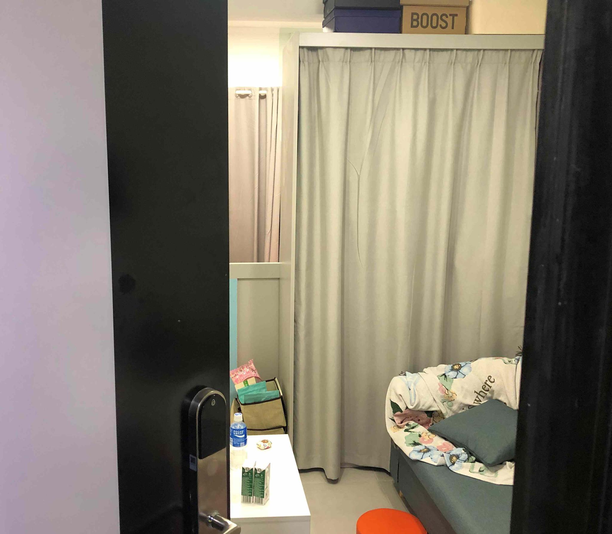 女子家中洗澡电工突然进屋  住户质疑公寓管理混乱