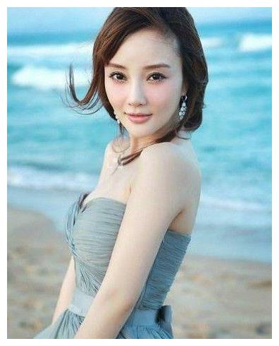 李小璐晒甜美性感照，喷祖宋祖德很是封建地说：注意仪表妆容